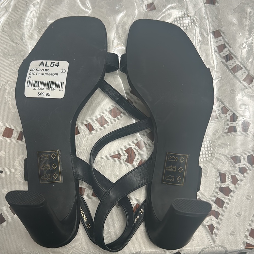 8/39 Le Château black sandals - Picture 6 of 6